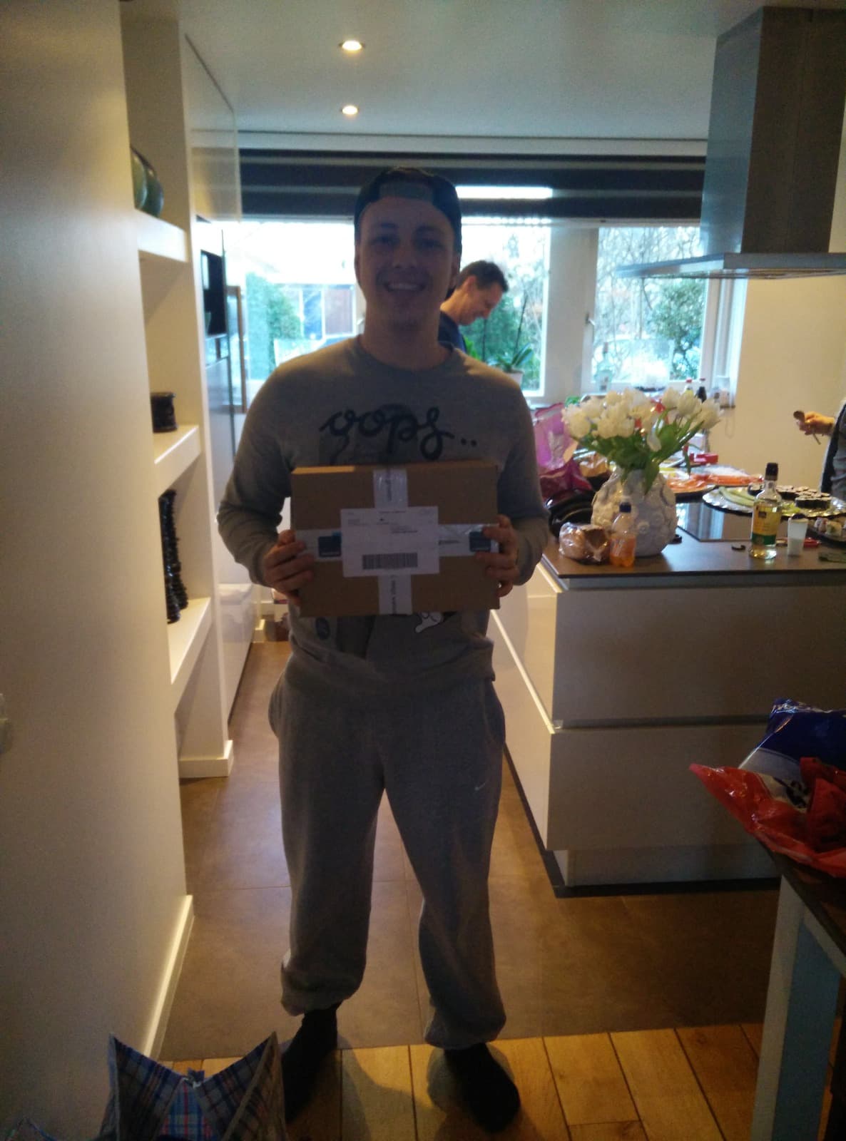 Justin Regterschot z paczką w swojej kuchni